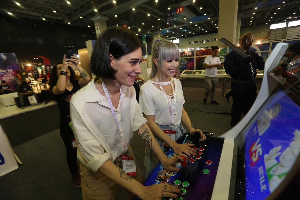 İki sıkı play station oyuncusu Ruthless Ladies! Var mı onları alt edecek bir babayiğit...